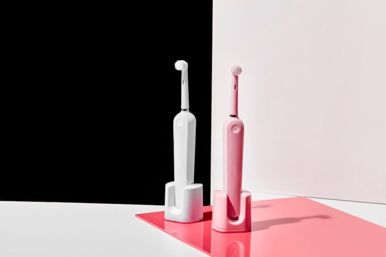 Photo electric toothbrush