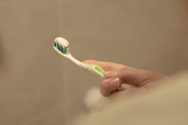 Photo electric toothbrush